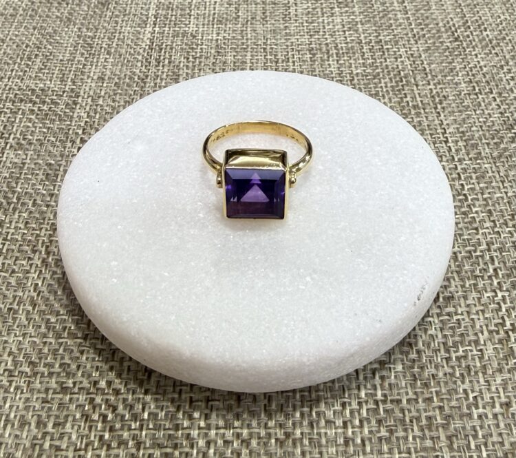 18K Yellow Gold Ring with Natural Amethyst Square Cut
